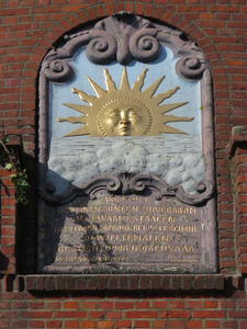 833301 Afbeelding van de gedenksteen in de korenmolen Rijn en Zon (Adelaarstraat 30) te Utrecht, ter herinnering aan de ...